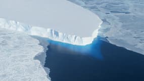 Le glacier Thwaites en Antractique, un mastodonte de 120 kilomètres, fond lui aussi de manière accéléré.
