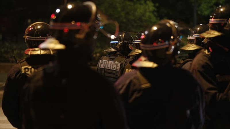 Des policiers lors des tensions du 20 avril 2020 à Villeneuve-la-Garenne.