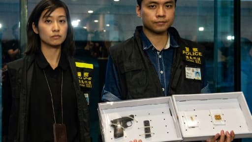 Des policiers montrent un pistolet et des munitions saisies alors qu'une femme a été arrêtée après une fusillade dans un parc de Hong Kong, le 26 juin 2018 Des policiers montrent un pistolet et des munitions saisies alors qu'une femme a été arrêtée après une fusillade dans un parc de Hong Kong, le 26 juin 2018