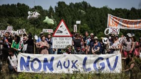 Une manifestation contre la construction de la liaison ferroviaire à grande vitesse ou LGV (Lignes à Grande Vitesse) entre Bordeaux et Toulouse le 3 juin 2023