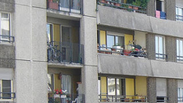 La France arrive à la 10e place de l'Union européenne en matière de mal logement. Ici, une barre d'immeuble de la banlieue parisienne. -