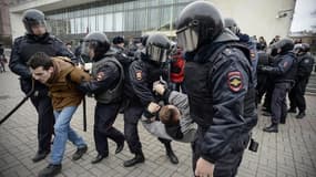 Arrestation pendant une manifestation à St Petersbourg le 6 novembre 2017