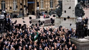 Le rituel du lancer de toques universitaires à l'université de Hull, en 2010 au Royaume-Uni.