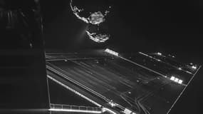 Photo prise depuis l'appareil photo de Philae, à une distance d'environ 16 kilomètres de la surface de la comète 67P/Churyumov–Gerasimenko, le 15 octobre 2014.