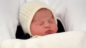 La petite princesse, née le le 2 mai 2015 est quatrième dans l'ordre d'accession au trône de Grande-Bretagne.