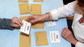 Décompte des votes pour le référendum français sur la Constitution européenne du 29 mai 2005 dans un bureau de vote à Lille, dans le nord de la France.