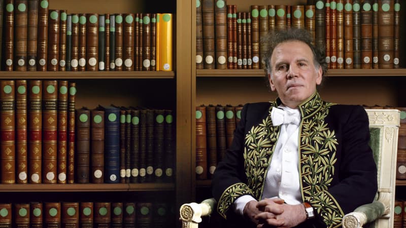 L'académicien Angelo Rinaldi est photographié le 04 décembre 2003 dans la bibliothèque de l'Institut de France à Paris. Angelo Rinaldi a été élu à l'Académie française le 21 juin 2001 au fauteuil de José Cabanis.