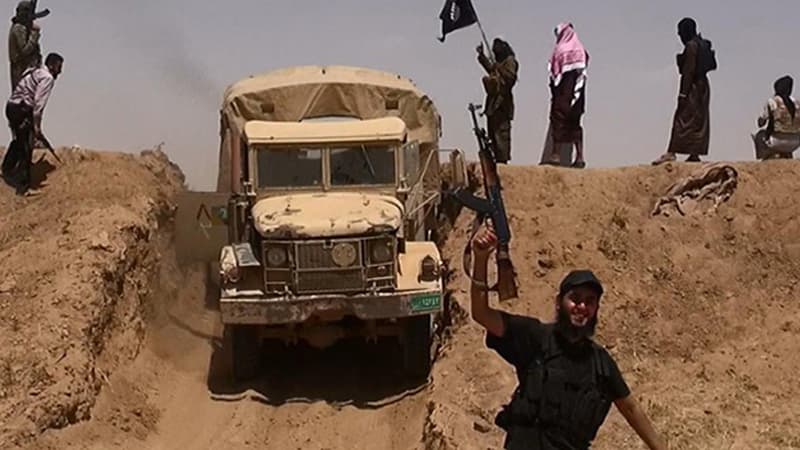 Image tirée du comte Twitter Al-Baraka en juin 2014 et montrant un groupe de militants jihadistes de l'Etat islamique, en Syrie.