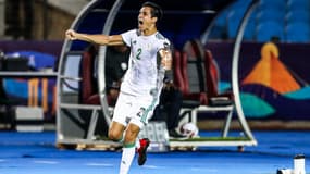 Dans les mémoires. Aux anges, Aissa Mandi célèbre la victoire in-extremis de l'Algérie en demi-finale de la CAN 2019, après une merveille de coup-franc signé Riyad Mahrez face au Nigeria, le 14 juillet 2019.