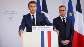 Emmanuel Macron prononce un discours aux côtés du ministre des Armées Sébastien Lecornu au ministère des Armées à Paris le 13 juillet 2022