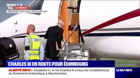 Le roi Charles III monte dans l'avion en direction d'Édimbourg