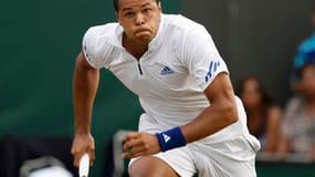 Jo-Wilfried Tsonga a livré une belle prestation lundi en huitièmes de finale de Wimbledon pour se défaire de l'Espagnol David Ferrer en trois manches 6-3 6-4 7-6. /Photo prise le 27 juin 2011/REUTERS/Stefan Wermuth