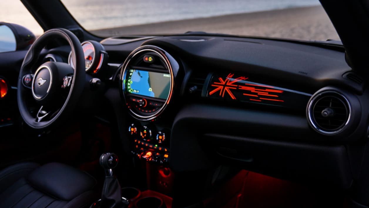 A l'intérieur de la Mini, deux autres références au drapeau britannique, sur le volant et la planche de bord, et une ambiance lumineuse qui peut changer de couleurs.