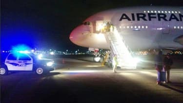 Un avion d'Air France, parti de Los Angeles, sur le tarmac de l'aéroport de Salt Lake City, après avoir été dérouté pour des raisons de sécurité, le 17 novembre 2015