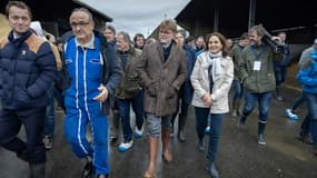 Le ministre de l'Agriculture Marc Fesneau, au centre, le 22 février 2024 lors de la visite d'une ferme à Mahalon, dans le Finistère