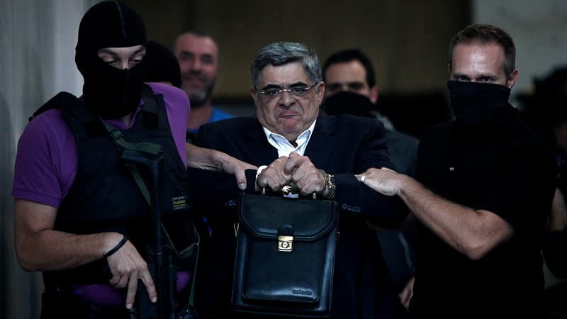 Nikos Michaloliakos, le leader d'Aube Dorée le 28 septembre 2013, escorté par des policiers masqués.