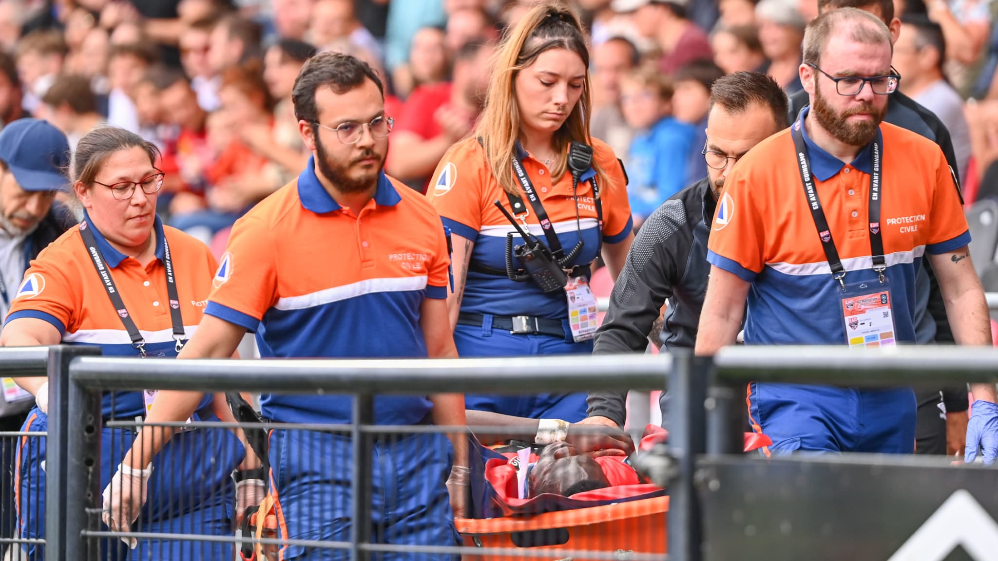 Abdallah Ndour sortant sur civière lors de Guingamp-Dunkerque, 12 août 2023 Abdallah Ndour sortant sur civière lors de Guingamp-Dunkerque, 12 août 2023