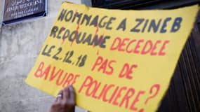 Une pancarte en hommage à Zineb Redouane, le 27 avril 2019 à Marseille - Gérard Julien - AFP