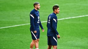 Théo Hernandez et Raphaël Varane avec l'équipe de France, à Kiev le 3 septembre 2021