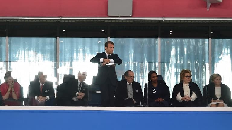 Emmanuel Macron, quelques instants avant la fin de Belgique-France, le 10 juillet 2018 à Saint-Pétersbourg. Emmanuel Macron, quelques instants avant la fin de Belgique-France, le 10 juillet 2018 à Saint-Pétersbourg.