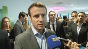 Emmanuel Macron répond à Jeb Bush, qui selon lui "déforme la réalité française" sur le travail.