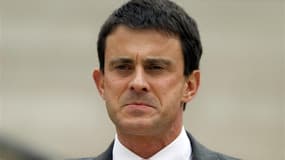 Le ministre de l'Intérieur Manuel Valls, qui a reçu vendredi les représentants des syndicats de police, a marqué vendredi sa volonté de dialogue après le malaise qui a suivi début mai la mise en examen d'un fonctionnaire pour homicide volontaire. /Photo p