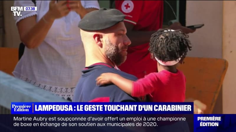 Le geste touchant d'un carabinier qui rassure une petite fille à Lampedusa