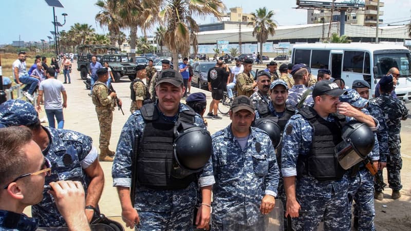 Des forces de l'ordre libanaises dans la ville de Saïda, au sud de Beyrouth après une manifestation pour défendre le port du maillot de bain sur la plage publique, le 21 mai 2023