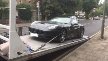 La Ferrari California, "empruntée" par le fils de son propriétaire, en train d'être emmené par la police.