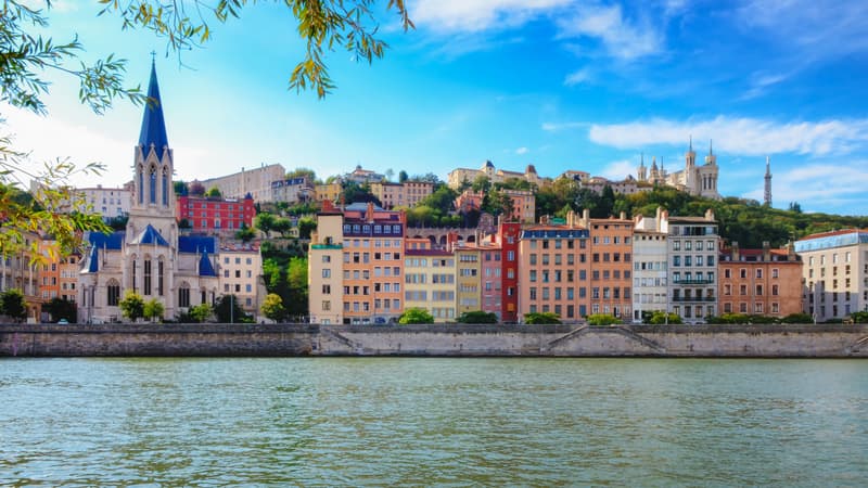 Les quais de Saône avec en fond la basilique de Fourvière