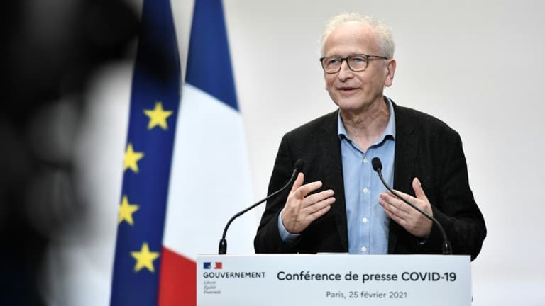 Alain Fischer "Monsieur Vaccin" lors d'une conférence de presse à Paris, le 25 février 2021