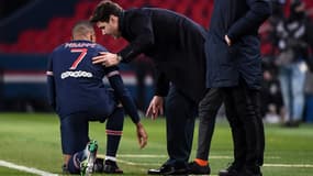 Mauricio Pochettino en discussion avec Kylian Mbappé