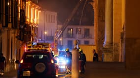 Les pompiers s'efforcent d'éteindre un incendie qui s'est déclaré dans la mosquée historique transformée en cathédrale dans la ville de Cordoue, dans le sud de l'Espagne, le 8 août 2025.