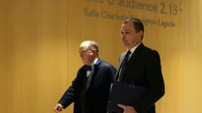 Le ministre du Travail Olivier Dussopt (d), accompagné de son avocat Me Georges Holleaux, à son arrivée au tribunal correctionnel de Paris, le 27 novembre 2023