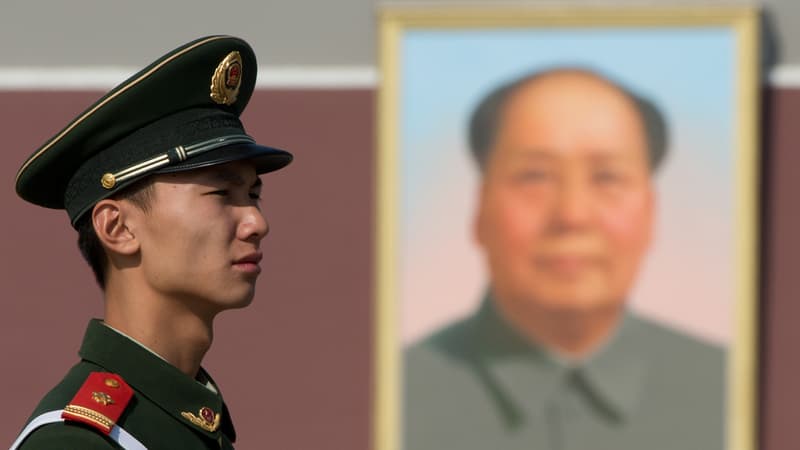 Un policier chinois monte la garde, devant le portrait géant de Mao Zedong, sur la place Tiananmen à Pékin, le novembre 2012. 