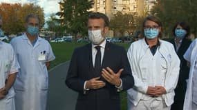 Emmanuel Macron devant le centre hospitalier de Pontoise ce vendredi