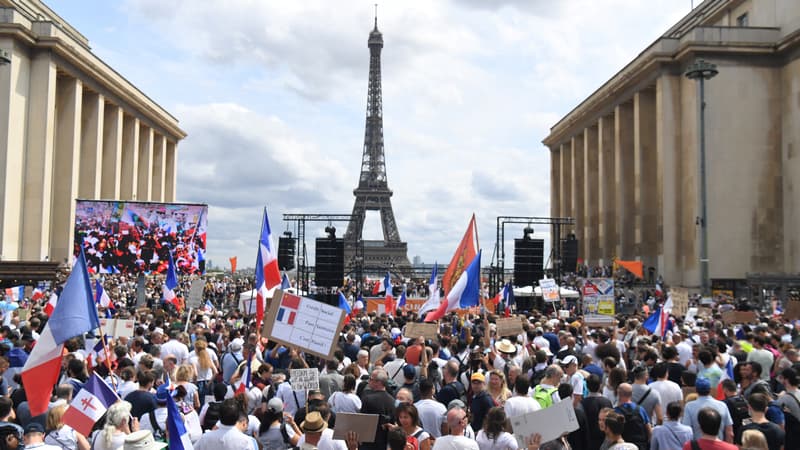 Des manifestants massés place du Trocadéro, samedi 24 juillet 2021, pour s'opposer au pass sanitaire