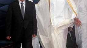 Moustapha Abdeljalil, chef du Conseil national de transition libyen (à gauche), accompagné par le prince héritier du Qatar Cheikh Tamim bin Hamad al Thani, lors d'une conférence de soutien à la Libye. Le CNT au pouvoir a exhorté mercredi l'Otan à prolonge