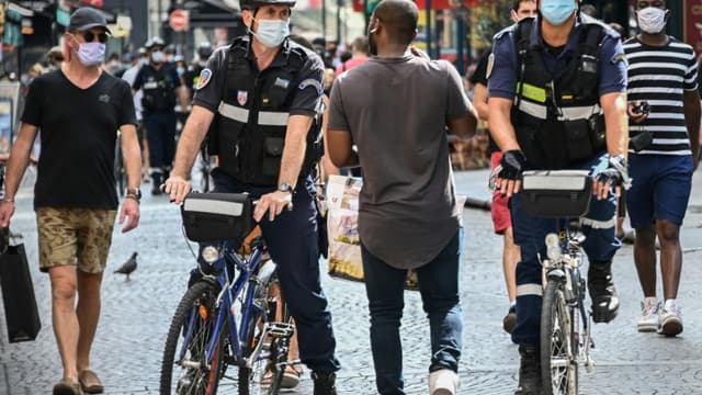 Des agents vérifient que le port du masque obligatoire est respecté, rue Montorgueil, le 15 août 2020 à Paris