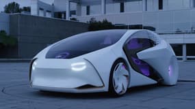 La Toyota Concept-i cligne des yeux, enfin des phares, un moyen de rassurer les piétons et cyclistes aux alentours quand elle roule en mode autonome.