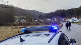 Une voiture de police près du lieu où deux agents ont été abattus le 31 janvier 2022