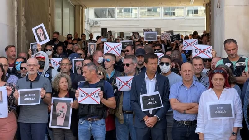 Une centaine d'agents de la PJ de la ville étaient  mobilisés ce mardi 11 octobre à la mi-journée en soutien à leur ex-directeur Eric Arella à Marseille.