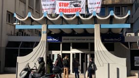 Les militants sur le toit de l'entrée du Grand port Maritime de Marseille, ce vendredi.