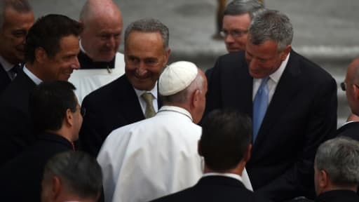 Le pape accueilli à la cathédrale Saint Patrick par le gouverneur de New York, Andrew Cuomo, le sénateur Charles Schumer et le maire Bill de Blasio le 24 septembre 2015 à New York