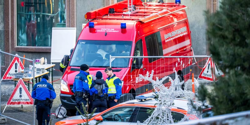 Un véhicule des pompiers sur le site de l'incendie qui a ravagé le bar Le Constellation à Crans-Montana le 1er janvier 2026.