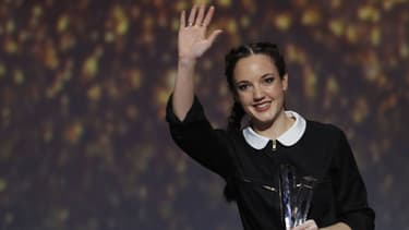 La chanteuse Jain remporte la Victoire de l'Artiste féminine de l'année.