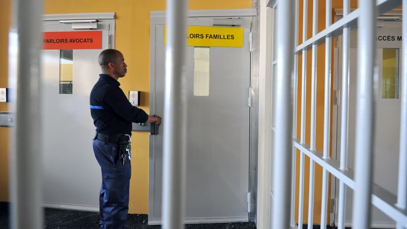 Un agent de sécurité ouvre la porte de la salle de visite pour les familles du nouveau pénitencier de Nantes, dans l'ouest de la France, le 10 mai 2012.