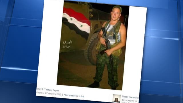 Un jeune militaire d'origine russe pose devant un char sur lequel est peint un drapeau syrien. La photo a été postée sur le réseau social russe VKontakte.