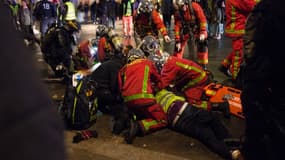 Les secours au chevet d'un blessé lors de la journée de mobilisation des gilets jaunes le 1er décembre à Paris