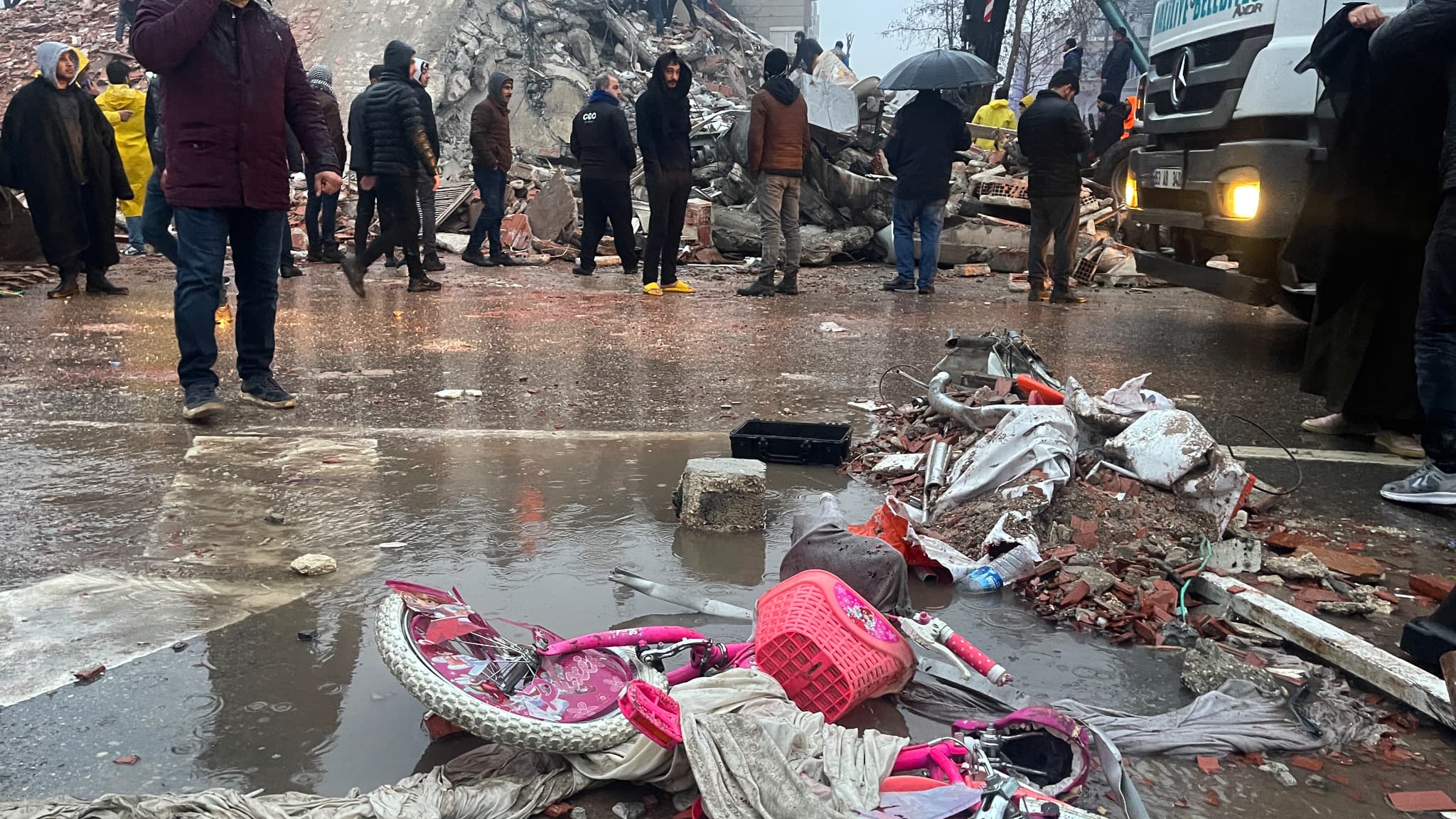 Un vélo endommagé sur le sol que des sauveteurs cherchent des survivants à travers les décombres à Diyarbakir, le 6 février 2023, Un vélo endommagé sur le sol que des sauveteurs cherchent des survivants à travers les décombres à Diyarbakir, le 6 février 2023,